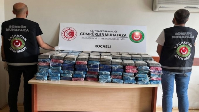 226,9 kg esrar ile 246,8 kg kokain ele geçirdi