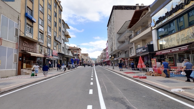 Ağadere Caddesi’nde yol ve park çizgileri de çekildi