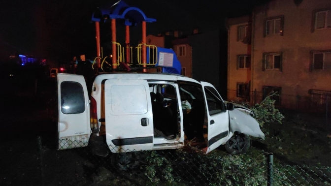 Araç çocuk parkına uçtu: 1 ölü, 1 yaralı