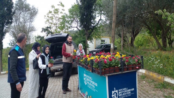 Arife günü mezarlıklarda çiçek dağıtıldı