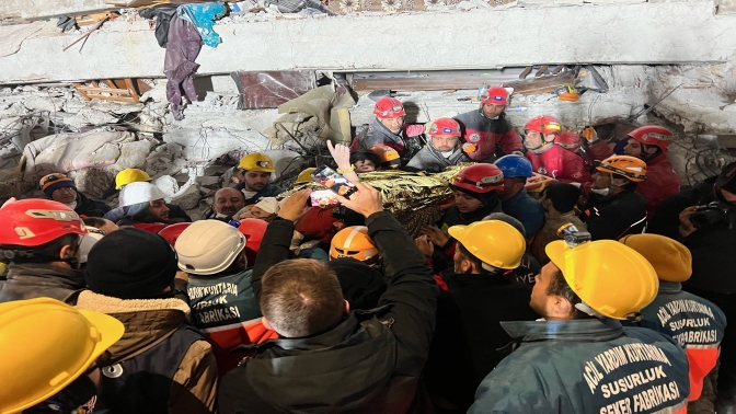 Baba ve kızın enkaz altındaki görüntüleri ortaya çıktı.