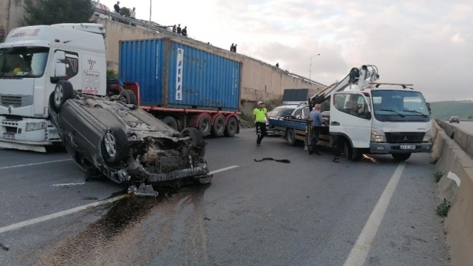 Bariyere çarpıp takla atan otomobil karşı şeride geçti