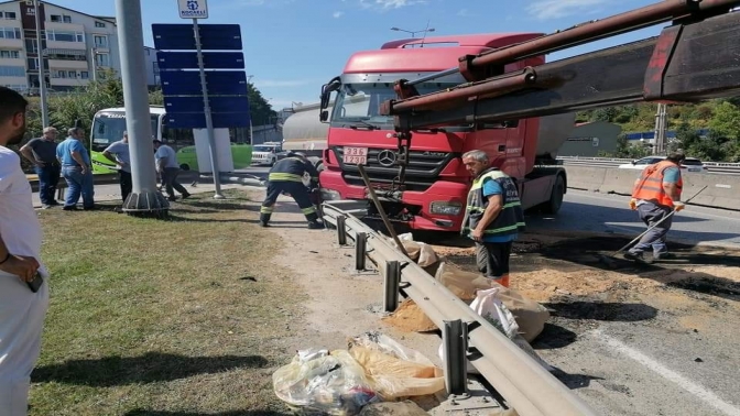 Bariyerlere çarpan tırdan burnu bile kanamadan çıktı