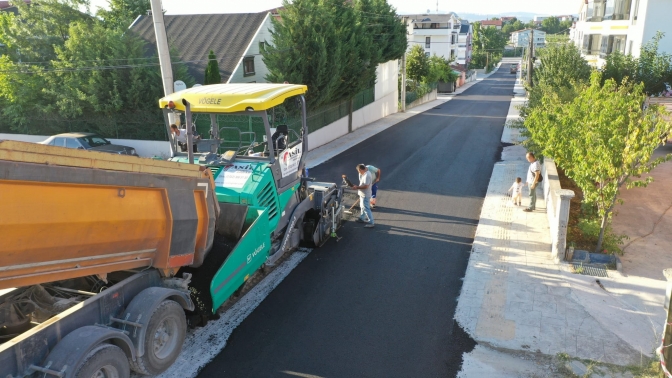 Başiskele Belediyesi kentin yollarını sıcak asfaltla kaplıyor.