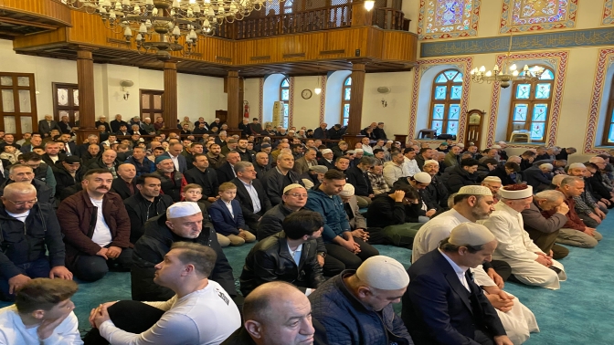Bayram namazı için camiye akın ettiler