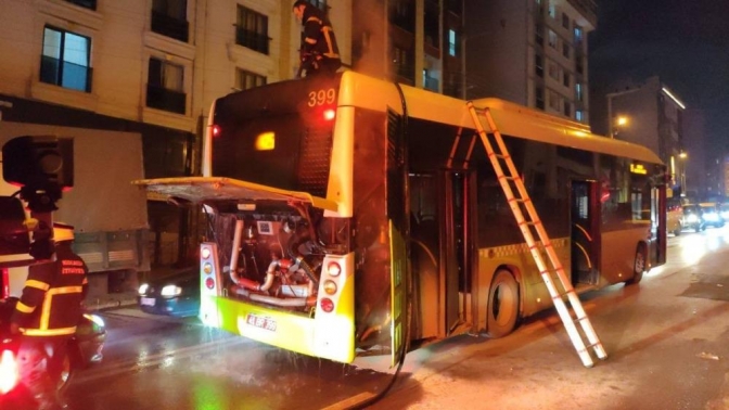 Belediye otobüsünün motorunda çıkan yangın korkuttu