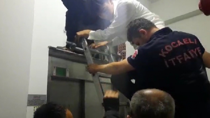 Bir saatlik asansör kabusuna itfaiye ekipleri son verdi