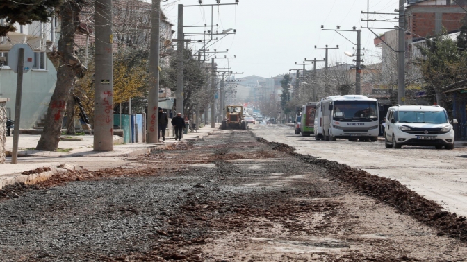 Bozulan yollara geçici dolgu