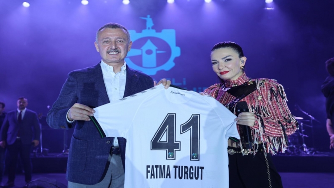 Büyükakından Fatma Turguta Kocaelispor forması