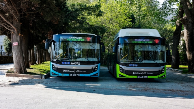 Büyükşehir’in otobüsleri ve tramvayda “Şampiyon Kocaelispor” yazdı