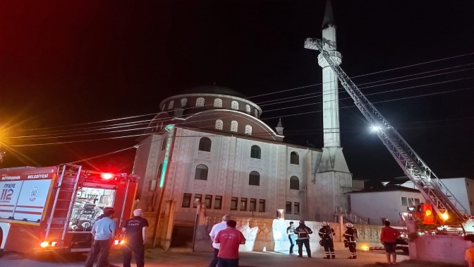 Cami minaresinde yangın çıktı