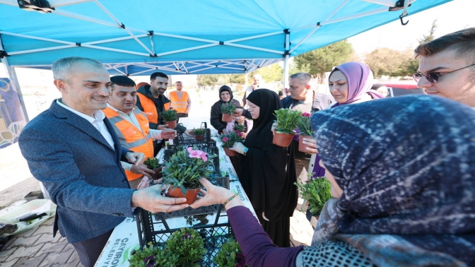 Çiftçi, kabir ziyareti yapan Çayırovalıları yalnız bırakmadı
