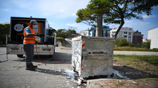 Çöp konteynerleri yerinde dezenfekte ediliyor