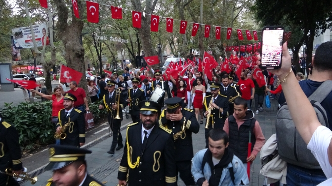 Cumhuriyetin 100. yıl dönümünde fener alayında buluştular