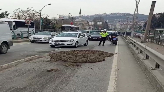 D100de kamyondan dökülen çamur trafiği altüst etti