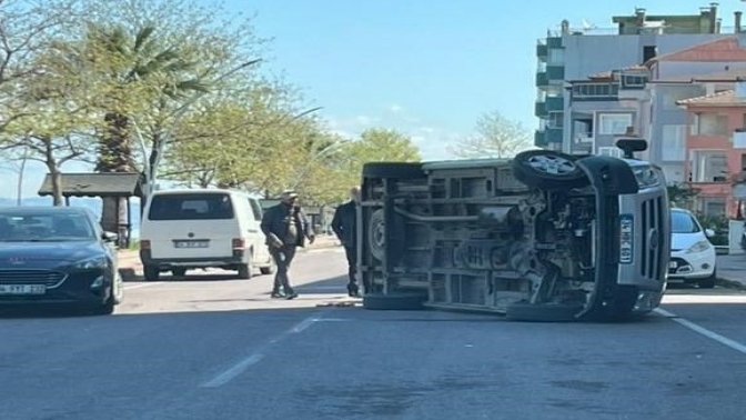 Değirmenderede kaza yapan araç yan yattı