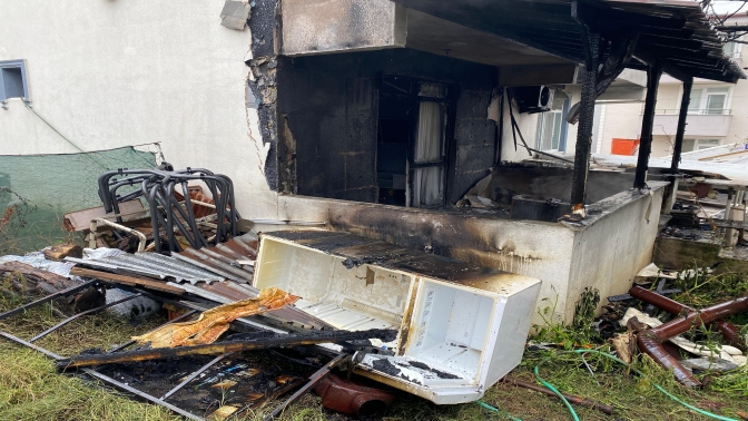 Derincede Kömür sobası evi yaktı