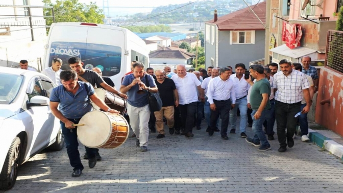 Dilovasında davullu zurnalı zam sevinci