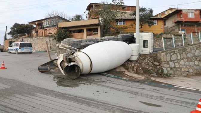 Dönüş yapan beton mikseri devrildi