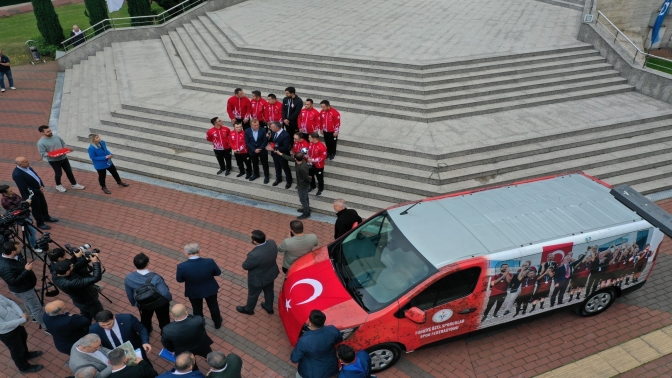 Down Sendromlu Özel Futsal Milli Takımına hizmet aracı hediyesi