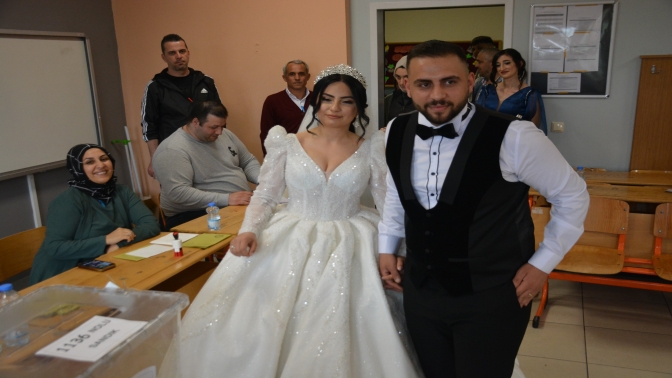 Düğün gününde gelin ve damat 15 dakika da kalsa oy vermeye yetişti