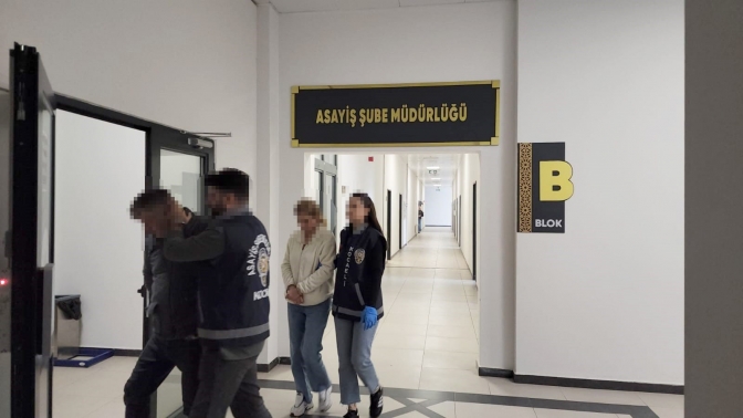 Evden altın çalan 2 şüpheli yakalandı