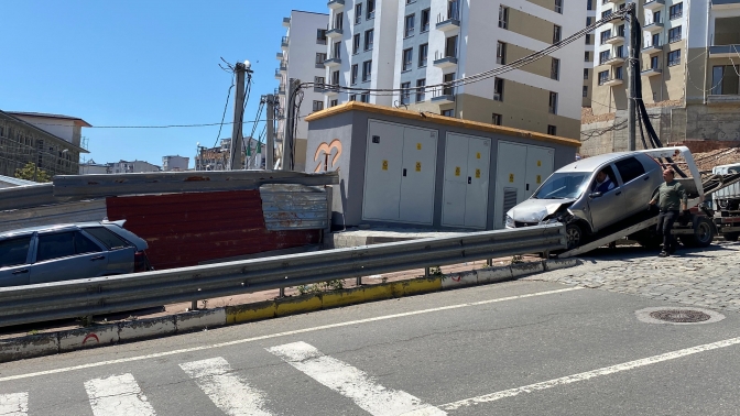 Freni boşalan otomobil trafik ışıklarında bekleyen araca çarptı: 5 yaralı