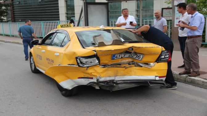 Frenleri tutmayan otomobil ticari taksiye çarptı: 3 yaralı