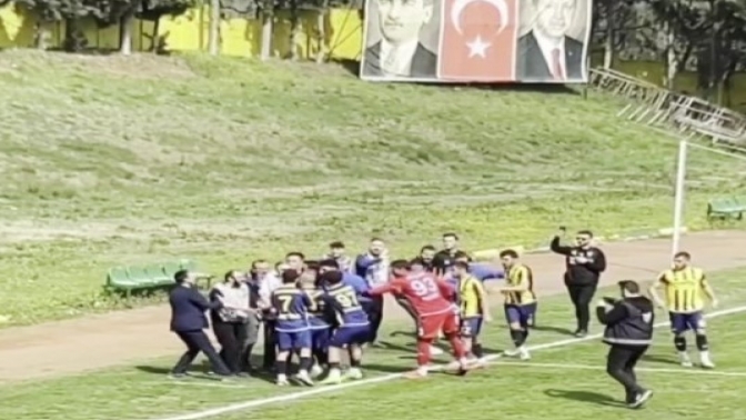 Futbolcular basın mensuplarına saldırdı