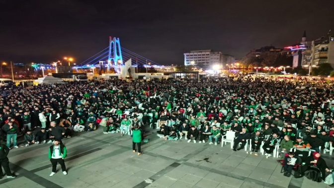 Galibiyet Halinde Kutlamalar Kent Meydanı’nda
