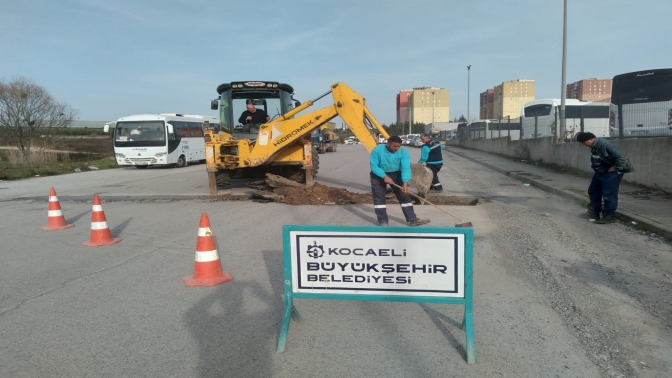 Gebze bölgesinde bozulan yollar onarılıyor