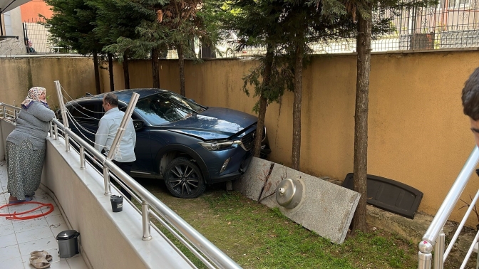Geri manevra yapan otomobil bahçeye düştü: 1 yaralı