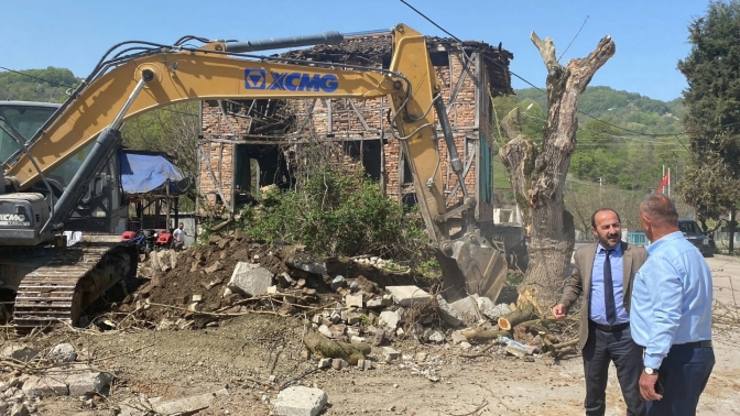 Gölcük’te Riskli Yapılar Birer Birer Yıkılıyor