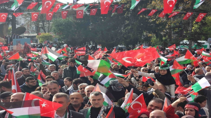 Gölcük'te binlerce kişi Filistin için yürüdü