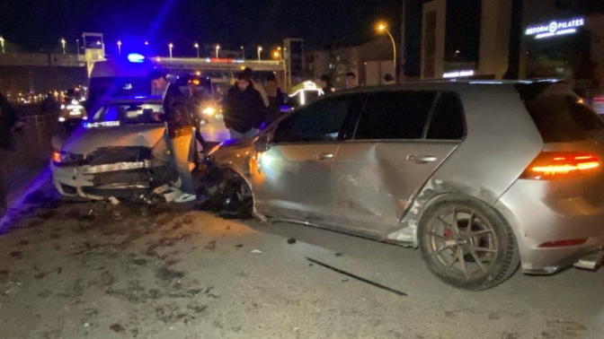 İki araç da hurdaya döndü