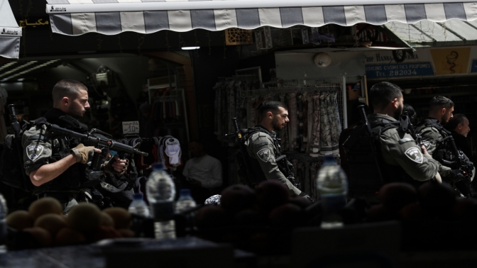 İsrail güçlerinin Mescid-i Aksa’ya düzenlediği 3’üncü baskında 6 kişi yaralandı