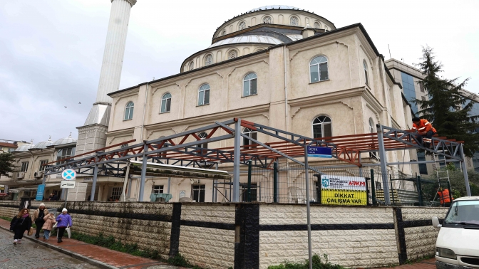 İzmit Eren Camii’ne yeni sundurma