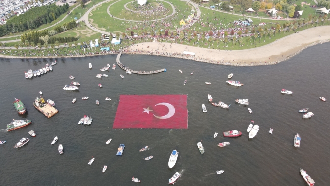 İzmit Körfezinde 1923 metrekarelik bayrak açıldı