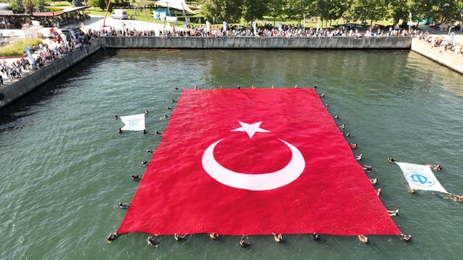 İzmit Körfezinde dev Türk bayrağı açıldı