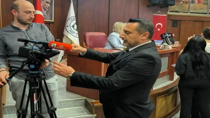 İzmit meclisinde bantlı gönderme