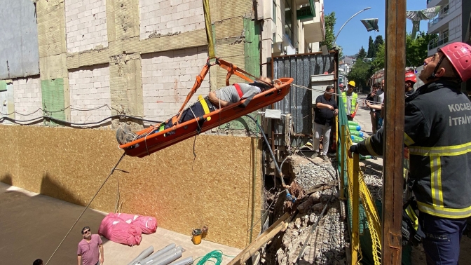 İzmitte İnşaatta Merdivenden Düşen İşçi Vinçle Kurtarıldı