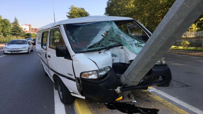 Kamyonet aydınlatma direğine saplandı: 1 yaralı