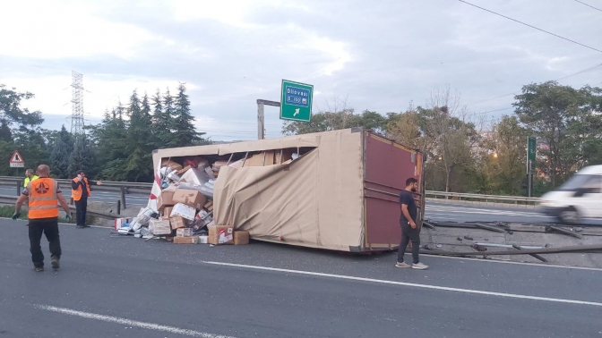 Kargo yüklü dorse tırdan ayrılarak TEM’de devrildi