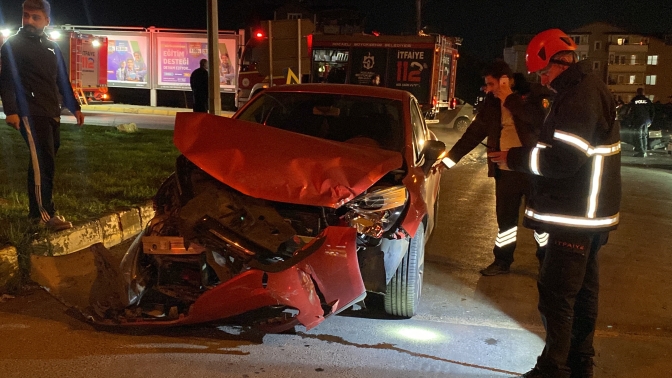 Kartepede iki araç trafik ışıklarında çarpıştı: 1 yaralı