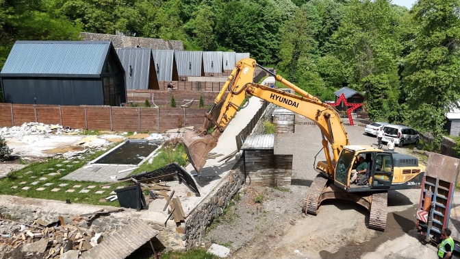 Kartepe'de imara aykırı 14 ruhsatsız tiny house yıkıldı.