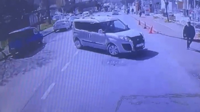 Kazada savrulan araç yayaya çarptı: 1 ölü