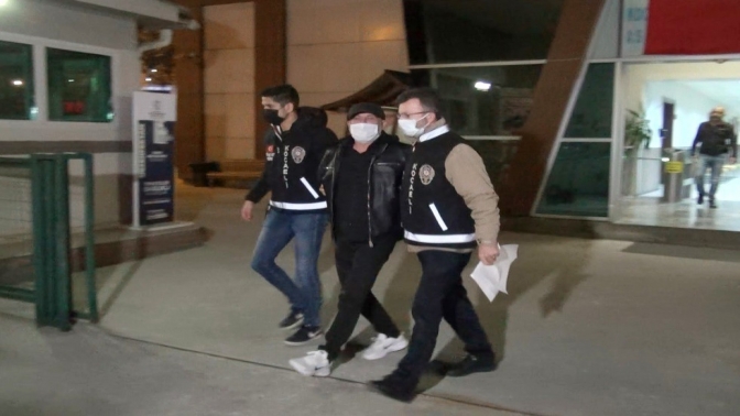 Kız arkadaşını öldürüp cesedini polis merkezine götürmüştü