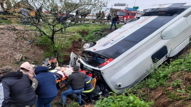 Kocaeli’de işçi servisi devrildi: 8 yaralı