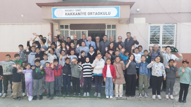 Kocaeli Kent Konseyi Emekli Meclisi'nden Anlamlı Kitap Bağışı