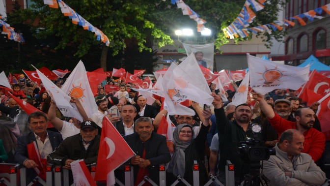 Kocaelide seçim kutlaması: Vatandaşlar sokağa akın etti